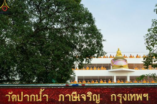 ภาพ No.201338:พระธรรมยาตราปฏิบัติธรรม และถ่ายภาพหมู่ประวัติศาสตร์ ณ อาคารธรรมยาตรา กตัญญูบูชามหาปูชนียาจารย์  ตรงข้ามวัดปากน้ำภาษีเจริญ จ.กรุงเทพมหานคร ในโครงการธรรมยาตรา กตัญญูบูชา มหาปูชนียาจารย์ พระมงคลเทพมุนี(สด จนฺทสโร) พระผู้ปราบมาร อนุสรณ์สถาน 7 แห่ง ปีที่ 13