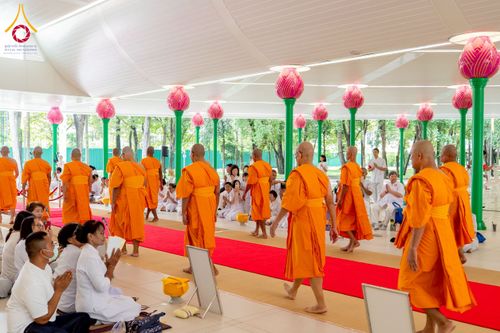 ภาพ No.244822:วันเสาร์ที่ 6 กันยายน พ.ศ. 2568 พิธีถวายบาตร บรรพชา อุปสมบทของนาคธรรมทายาท โครงการอุปสมบทหมู่บูชาธรรมครบรอบ 108 ปี  วันครูผู้ค้นพบวิชชาธรรมกาย ณ โบสถ์พระไตรปิฎก วัดพระธรรมกาย