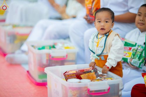 ภาพ No.197676:พิธีตักบาตรพระธรรมยาตรา ณ อนุสรณ์สถานลำดับที่ 4 สถานที่เกิดด้วยกายธรรม วัดโบสถ์(บน) ต.บางคูเวียง จ.นนทบุรี ในโครงการธรรมยาตรา กตัญญูบูชา มหาปูชนียาจารย์ พระมงคลเทพมุนี(สด จนฺทสโร) พระผู้ปราบมาร อนุสรณ์สถาน 7 แห่ง ปีที่ 13 วันที่ 19 มกราคม พ.ศ. 2568