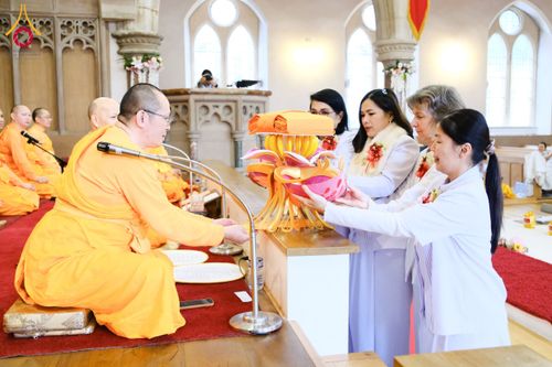 ภาพ No.172206:พิธีทอดกฐิน วัดพระธรรมกายสก็อตแลนด์ บูชาธรรม 80 ปี หลวงพ่อธัมมชโย โดยคณะศิษยานุศิษย์วัดพระธรรมกาย วันที่ 25 ตุลาคม พ.ศ. 2567
