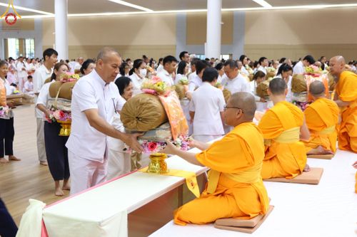 ภาพ No.180850:พิธีถวายภัตตาหารเมนูสวรรค์ และพิธีถวายอุปกรณ์กันหนาว แด่คณะพระภิกษุสามเณรวัดพระธรรมกาย วันอาทิตย์ที่ 8 ธันวาคม พ.ศ.2567 ณ สภาธรรมกายสากล วัดพระธรรมกาย