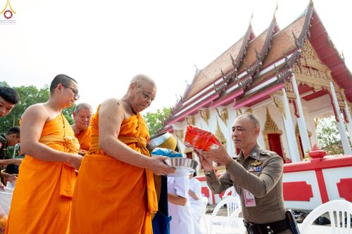 ภาพ No.234418:วันพฤหัสบดีที่ 24 กรกฎาคม พ.ศ. 2568 พิธีถวายสังฆทานแก่คณะสงฆ์ 323 วัด , พิธีมอบกองทุนหนุนแรงใจช่วยครูใต้ , พิธีทำบุญส่วนกุศลแด่ผู้วายชนม์ ในเหตุการณ์ความไม่สงบ 4 จังหวัด ชายแดนภาคใต้ (ปัตตานี , ยะลา , นราธิวาส , สงขลา) ปีที่ 21 ครั้งที่ 179 ณ วัดเวฬุวัน 