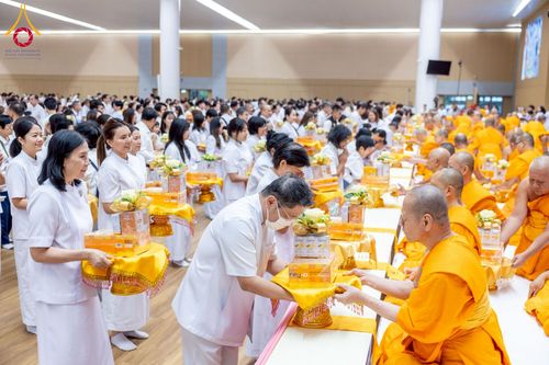 ภาพ No.239605:วันอาทิตย์ที่ 17 สิงหาคม พ.ศ. 2568 พิธีถวายคิลานเภสัช และอุปกรณ์ทางการแพทย์ แด่คณะสงฆ์ เนื่องในวันธรรมชัย ณ ห้องแก้วสารพัดนึก 2 สภาธรรมกายสากล วัดพระธรรมกาย