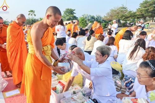 ภาพ No.180456:พิธีตักบาตรพระ ๑,๐๐๐ รูป ฉลองเมืองลำปาง ๑,๓๔๔ ปี วันเสาร์ที่ ๗ ธันวาคม พ.ศ. ๒๕๖๗ ณ ลานพระบรมราชานุสาวรีย์ พระนเรศวรมหาราช อ.เกาะคา จ.ลำปาง