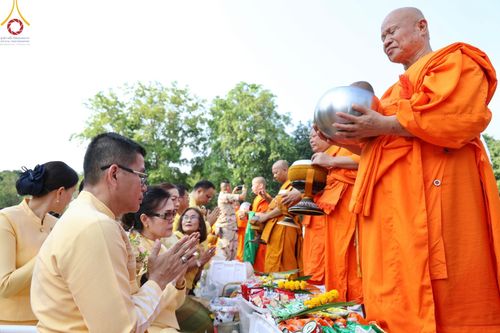 ภาพ No.58729:พิธีตักบาตรพระ ๑,๐๐๐ รูป สมโภชครบรอบ ๘๐๐ ปี พระบรมธาตุเมืองเชลียง ณ วัดพระศรีรัตนมหาธาตุ ราชวรวิหาร  (วัดพระปรางค์) ต.ศรีสัชนาลัย  อ.ศรีสัชนาลัย จ.สุโขทัย วันพฤหัสบดีที่ ๒๕ เมษายน พ.ศ. ๒๕๖๗