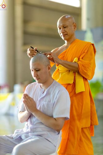 ภาพ No.242992:วันที่ 31 สิงหาคม พ.ศ. 2568 พิธีตัดปอยผมและปลงผม โครงการอุปสมบทหมู่บูชาธรรม ครบรอบ 108 ปี วันครูผู้ค้นพบวิชชาธรรมกาย ณ วัดพระธรรมกาย
