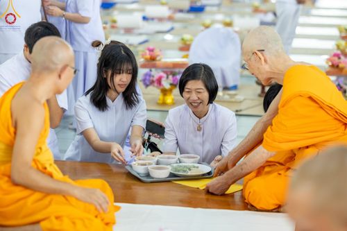 ภาพ No.162169:พิธีถวายภัตตาหารเมนูสวรรค์ เนื่องในวันออกพรรษา (ขึ้น 15 ค่ำ เดือน 11) วันพฤหัสบดีที่ 17 ตุลาคม พ.ศ. 2567 ณ หอฉันคุณยายอาจารย์ฯ วัดพระธรรมกาย