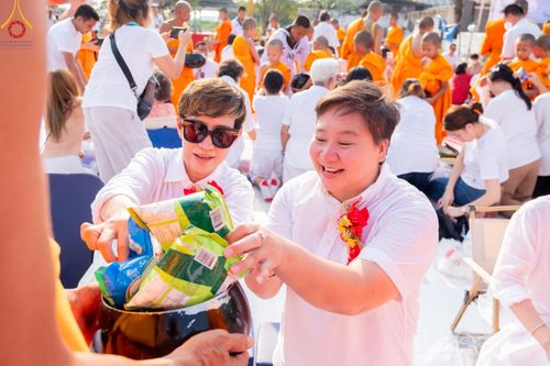 ภาพ No.58155:พิธีตักบาตรพระภิกษุและสามเณร 180 รูป ณ ลานองค์พระสมุทรเจดีย์ จ.สมุทรปราการ วันเสาร์ที่ 27 เมษายน พ.ศ. 2567