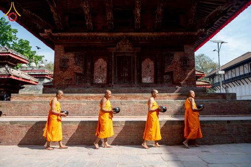 ภาพ No.213147:วันที่ 17 - 18 มีนาคม พ.ศ. 2568 คณะสงฆ์และสามเณรเดินบิณฑบาต รอบเมืองในพื้นที่ วัดสยมภูวนาถและราชวังปาตัน ณ เมืองกาฐมาณฑุ ประเทศเนปาล