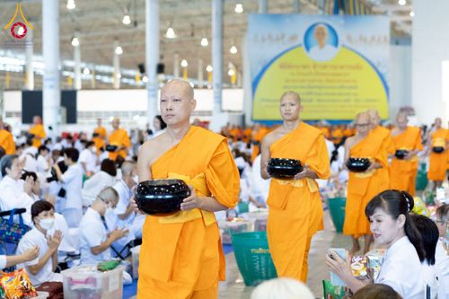 ภาพ No.223378:วันวิสาขบูชา วันอาทิตย์ที่ 11 พฤษภาคม พ.ศ. 2568 พิธีตักบาตร และปฎิบัติธรรม ณ สภาธรรมกายสากล วัดพระธรรมกาย