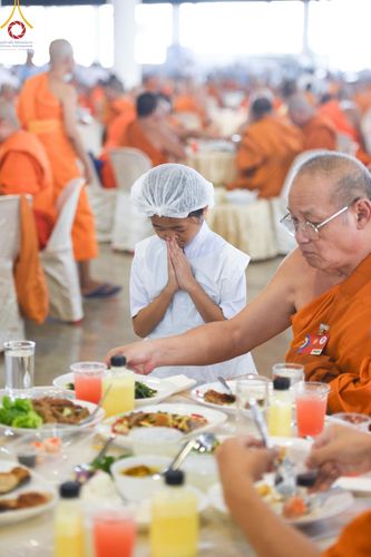 ภาพ No.60251:คณะสงฆ์ 10,000 กว่าวัดฉันภัตตาหารเพล ในวันคุ้มครองโลก วันจันทร์ที่ 22 เมษายน พ.ศ. 2567 ณ สภาธรรมกายสากล วัดพระธรรมกาย