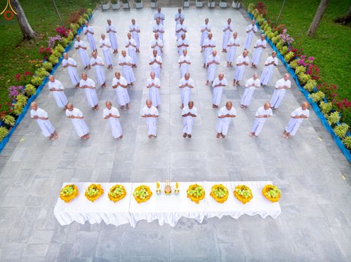 ภาพ No.228896:วันเสาร์ที่ 14 มิถุนายน พ.ศ. 2568 พิธีเวียนประทักษิณ , พิธีขอขมารับผ้าไตร ในโครงการบรรพชาอุปสมบทหมู่ ผู้บริหารรุ่นที่ 15 และ อุดมศึกษา รุ่นที่ 52 ณ โบสถ์พระไตรปิฎก วัดพระธรรมกาย