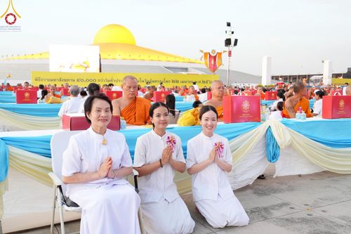 ภาพ No.221597:วันอังคารที่ 22 เมษายน พ.ศ. 2568 ภาพพิธีถวายมหาสังฆทานคณะสงฆ์ 40,000 กว่าวัดทั่วประเทศ เนื่องในวันคุ้มครองโลก ชุดที่ 2 (ปลื้มให้สมการรอคอย) ณ ลานธรรมพระมหาธรรมกายเจดีย์ วัดพระธรรมกาย