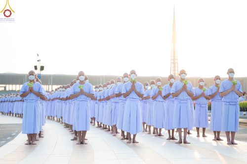 ภาพ No.101459:พิธีเวียนประทักษิณ, พิธีวันทาเจดีย์, พิธีขอขมาและมอบผ้าไตร ในโครงการอุปสมบทหมู่ รุ่นบูชาธรรมมหาปูชนียาจารย์ ณ วัดพระธรรมกาย ในวันที่ 9 ธันวาคม พ.ศ. 2566