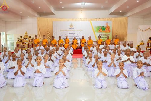 ภาพ No.59158:พิธีปลงผมและแห่นาคธรรมทายาท ในโครงการบรรพชาสามเณร ภาคฤดูร้อน เฉลิมพระเกียรติพระบาทสมเด็จพระเจ้าอยู่หัว เนื่องในโอกาส  พระราชพิธีมหามงคลเฉลิมพระชนมพรรษา 6 รอบ  ปลงผมนาคในวันที่ 21 เมษายน พ.ศ 2567 ณ วัดกลางธนรินทร์ (ธรรมอุทยานบ้านแป้ง)