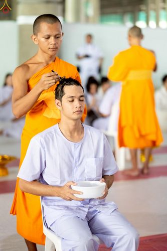 ภาพ No.248637:วันที่ 28 กันยายน พ.ศ. 2568 พิธีตัดปอยผม และปลงผม โครงการอุปสมบทบูชาธรรม 141 ปี พระมงคลเทพมุนี ณ วิหารคด วัดพระธรรมกาย