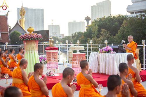 ภาพ No.201608:พิธีจุดประทีปถวายเป็นพุทธบูชา และบูชาธรรมมหาปูชนียาจารย์ ณ อาคารธรรมยาตรา กตัญญูบูชามหาปูชนียาจารย์ ตรงข้ามวัดปากน้ำภาษีเจริญ จ.กรุงเทพมหานคร ในโครงการธรรมยาตรา กตัญญูบูชา มหาปูชนียาจารย์ พระมงคลเทพมุนี(สด จนฺทสโร) พระผู้ปราบมาร อนุสรณ์สถาน 7 แห่ง