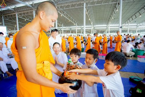 ภาพ No.227907:วันอาทิตย์ที่ 1 มิถุนายน พ.ศ. 2568 พิธีตักบาตร , พิธีบูชาข้าวพระ ณ วัดพระธรรมกาย จ.ปทุมธานี