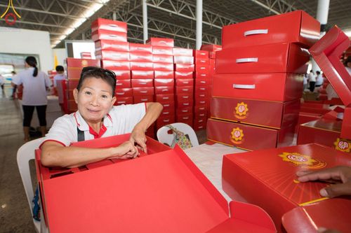 ภาพ No.212294:วันพุธที่ 19 มีนาคม พ.ศ. 2568 การบรรจุไทยธรรมลงกล่องสำเร็จ 43,500 กล่อง เพื่อถวายแด่พระสังฆาธิการ 40,000 กว่าวัดทั่วไทย ในวันคุ้มครองโลก 22 เมษายน พ.ศ. 2568 ณ บ้านแก้วเรือนทองคุณยายฯ วัดพระธรรมกาย