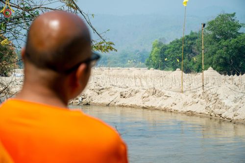 ภาพ No.140371:Photo Story มหัศจรรย์วัดดงดินแดง  EP.8  ภาพการเตรียมงาน การปฎิบัติงาน ของเหล่าผู้ทุ่มเทและเสียสละ เพื่อความสำเร็จของความมหัศจรรย์ ณ วัดดงดินแดง ต.ม่อนจอง อ.อมก๋อย จ.เชียงใหม่ วันที่ 1-7 เมษายน พ.ศ. 2567