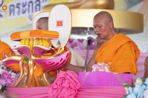 ภาพ No.172521:พิธีทอดกฐินเพื่อสร้าง "ลานเอนกประสงค์พญานาค 4 ตระกูล" วันที่ 15 พฤศจิกายน พ.ศ.2567 ณ พุทธอุทยานนานาชาติ อ.โพนพิสัย จ.หนองคาย