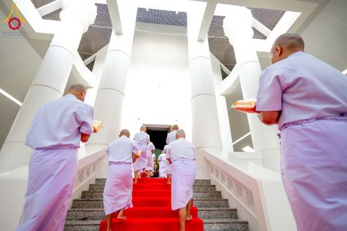 ภาพ No.244724:วันเสาร์ที่ 6 กันยายน พ.ศ. 2568 พิธีขอขมา-รับผ้าไตรของนาคธรรมทายาท โครงการอุปสมบทหมู่บูชาธรรมครบรอบ 108 ปี  วันครูผู้ค้นพบวิชชาธรรมกาย ณ โบสถ์พระไตรปิฎก วัดพระธรรมกาย