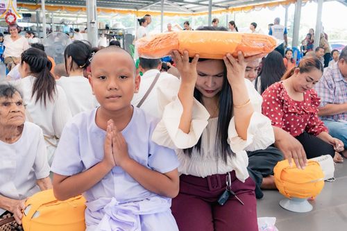 ภาพ No.133480:พิธีขอขมารับผ้าไตร, พิธีบรรพชาสามเณร, สามเณรออกบิณฑบาต ในโครงการบรรพชาสามเณร ฟื้นฟูพระพุทธศาสนาทั่วไทย  ณ ศูนย์ปฏิบัติธรรม และอบรมเยาวชนเมืองยะลา วันที่ 3 เมษายน พ.ศ. 2567