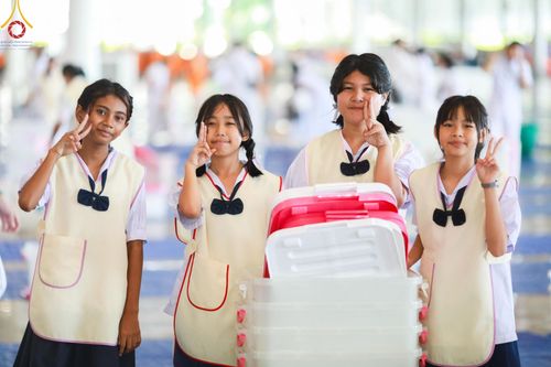 ภาพ No.143431:พิธีตักบาตร ข้าวสารอาหารแห้ง ณ บ้านแก้วเรือนทองคุณยายฯ และ พิธีบูชาข้าวพระ  ณ สภาธรรมกายสากล วัดพระธรรมกาย วันอาทิตย์ที่ 7 กรกฎาคม พ.ศ. 2567