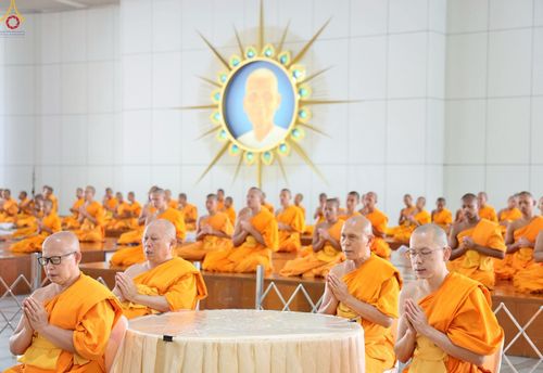 ภาพ No.230458:วันที่ 28 มิถุนายน พ.ศ. 2568 พิธีถวายภัตตาหารเมนูสวรรค์ เพื่อการบรรลุธรรม ณ หอฉันคุณยายอาจารย์ฯ วัดพระธรรมกาย