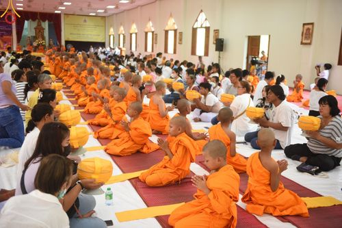 ภาพ No.135607:พิธีขอขมามอบผ้าไตร, พิธีบรรพชาสามเณร ในโครงการบรรพชาสามเณร ฟื้นฟูพระพุทธศาสนาทั่วไทย ณ วัดพระพุทธบาท ราชวรมหาวิหาร อ.พระพุทธบาท จ.สระบุรี วันที่ 6 เมษายน พ.ศ. 2567