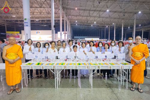 ภาพ No.204326:พิธีถวายภัตตาหารเป็นสังฆทาน แด่พระธรรมยาตรา ณ วัดพระธรรมกาย ตำบลคลองสาม อำเภอคลองหลวง จังหวัดปทุมธานี ในโครงการธรรมยาตรา กตัญญูบูชา มหาปูชนียาจารย์ พระมงคลเทพมุนี(สด จนฺทสโร) พระผู้ปราบมาร อนุสรณ์สถาน 7 แห่ง ปีที่ 13 วันที่ 31 มกราคม พ.ศ. 2568