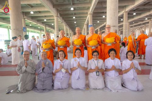ภาพ No.62596:พิธีถวายบาตรเเละไทยธรรม ในโครงการอุปสมบทหมู่ บูชาธรรมหลวงพ่อธัมมชโย พ.ศ.2567 ณ ลานธรรม พระมหาธรรมกายเจดีย์ วันที่ 13 เมษายน พ.ศ.2567
