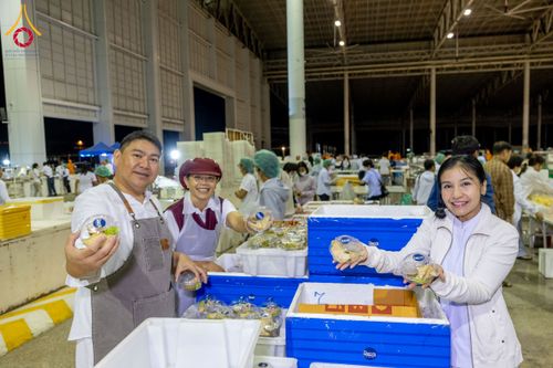 ภาพ No.202721:พิธีถวายภัตตาหารเป็นสังฆทาน แด่พระธรรมยาตรา ณ วัดพระธรรมกาย ตำบลคลองสาม อำเภอคลองหลวง จังหวัดปทุมธานี ในโครงการธรรมยาตรา กตัญญูบูชา มหาปูชนียาจารย์ พระมงคลเทพมุนี(สด จนฺทสโร) พระผู้ปราบมาร อนุสรณ์สถาน 7 แห่ง ปีที่ 13 วันที่ 28 มกราคม พ.ศ. 2568
