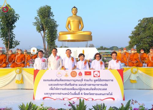 ภาพ No.101856:ตักบาตรพระ 10,000 รูป เติมบุญให้แผ่นดิน เนื่องในโอกาส 192 ปี จังหวัดกาญจนบุรี หนึ่งในโครงการตักบาตรพระ 2,000,000 รูป  77 จังหวัดทุกวัดทั่วไทย วันจันทร์ที่ 11 ธันวาคม พ.ศ. 2566 บริเวณถนนสองแคว (SKY WALK) เมืองกาญจนบุรี