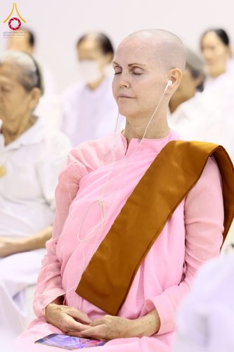 ภาพ No.232056:วันอาทิตย์ที่ 6 กรกฏาคม พ.ศ. 2568 พิธีตักบาตร ข้าวสารอาหารแห้ง  พิธีบูชาข้าวพระ สัมมนาพิเศษราชเหล็ก ณ สภาธรรมกายสากล วัดพระธรรมกาย