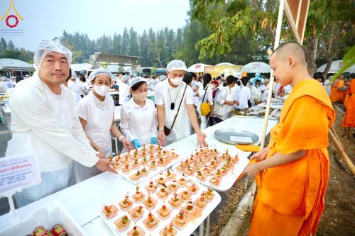 ภาพ No.111886:พิธีถวายภัตตาหารเป็นสังฆทาน แด่คณะพระธรรมยาตราฯ ในโครงการธรรมยาตรา กตัญญูบูชา มหาปูชนียาจารย์ พระมงคลเทพมุนี(สด จนฺทสโร) พระผู้ปราบมาร อนุสรณ์สถาน 7 แห่ง ปีที่ 12 วันที่ 14 มกราคม พ.ศ. 2567 ณ อนุสรณ์สถานมหาวิหารพระมงคลเทพมุนี  (โลตัสแลนด์) อ.สองพี่น้อง จ