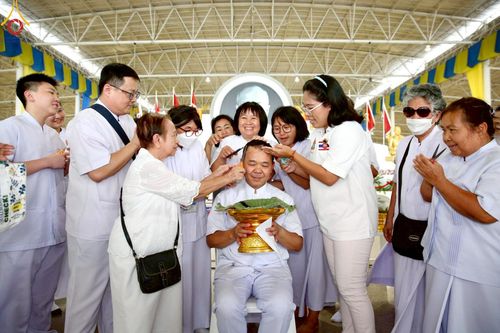 ภาพ No.223186:วันที่ 2 -10 พฤษภาคม พ.ศ. 2568 พิธีตัดปอยผม ปลงผม พิธีขอขมาลาอุปสมบทอุทิศชีวิต ของอุบาสก พิสิทธิ์ หมื่นแกล้ว  ณ วัดพระธรรมกาย