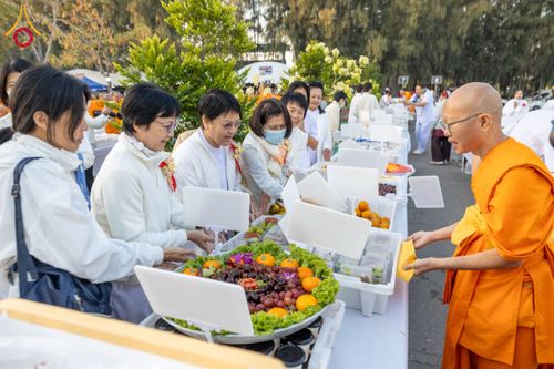 ภาพ No.194407:พิธีถวายภัตตาหารเป็นสังฆทาน แด่พระธรรมยาตรา ณ อนุสรณ์สถานมหาวิหารพระมงคลเทพมุนี (โลตัสแลนด์) อ.สองพี่น้อง จ.สุพรรณบุรี ในโครงการธรรมยาตรา กตัญญูบูชา มหาปูชนียาจารย์ พระมงคลเทพมุนี(สด จนฺทสโร) พระผู้ปราบมาร ปีที่ 13 วันที่ 13 มกราคม พ.ศ.2568