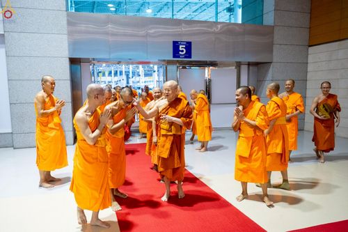 ภาพ No.233805:วันเสาร์ที่ 19 กรกฎาคม พ.ศ.2568 วันมหารำลึก ครั้งที่ 35 พิธีรำลึกถึงนักสร้างบารมี , พิธีสวดพระพุทธมนต์ , พิธีทอดผ้าบังสกุลและถวายไทยธรรม วัดพระธรรมกาย