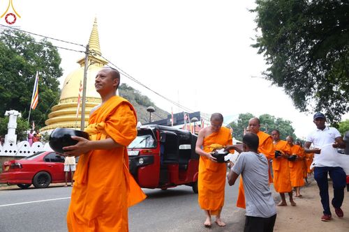 ภาพ No.139451:พิธีตักบาตรรอบเมืองดัมบุลล่า เทศกาลวิสาขบูชาแห่งชาติ ศรีลังกา เมื่อวันที่ 16 พฤษภาคมที่ผ่านมา คณะสงฆ์จากวัดพระธรรมกาย และคณะพระภิกษุสามเณรศรีลังกา ในโครงการสยาม-ลังกา ธรรมยาตรา ฉลองเทศกาลวิสาขบูชาแห่งชาติ ศรีลังกา บูชาธรรม 80 ปีหลวงพ่อธัมมชโย
