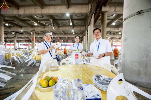 ภาพ No.219441:วันอังคารที่ 22 เมษายน พ.ศ. 2568 พิธีมอบปัจจัยช่วยเหลือครู 4 จังหวัดชายแดนภาคใต้ , พิธีกล่าวคำถวายอุปกรณ์ เพื่อเตรียมการต้อนรับคณะสงฆ์ฯ , พิธีกล่าวคำถวายภัตตาหารเป็นสังฆทาน , คณะสงฆ์ฉันภัตตาหารเพล  เนื่องในวันคุ้มครองโลก พิธีถวายมหาสังฆทานแด่คณะสงฆ์