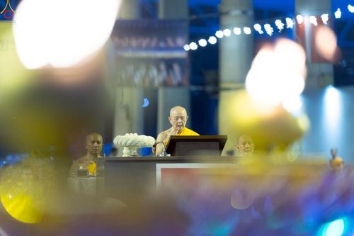 ภาพ No.223999:วันวิสาขบูชา วันอาทิตย์ที่ 11 พฤษภาคม พ.ศ. 2568 พิธีจุดวิสาขประทีป ,  พิธีเวียนประทักษิณรอบพระมหาธรรมกายเจดีย์ , พิธีฉลองชัยสวดมนต์บทธัมมจักกัปปวัตตนสูตร ครบ 7,357,000,000 จบ ณ มหารัตนวิหารคด วัดพระธรรมกาย