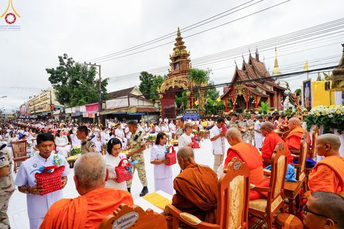 ภาพ No.146279:ตักบาตรพระ 1,384 รูป ทำบุญเมืองฝางครบรอบ 1,383 ปี ถวายเป็นพระราชกุศลแด่พระบาทสมเด็จพระเจ้าอยู่หัว เนื่องในโอกาสพระราชพิธีมหามงคล เฉลิมพระชนมพรรษา 6 รอบ 72 พรรษา วันเสาร์ที่ 27 กรกฎาคม พ.ศ.2567  ณ ถนนหน้าที่ว่าการอำเภอฝาง จ.เชียงใหม่