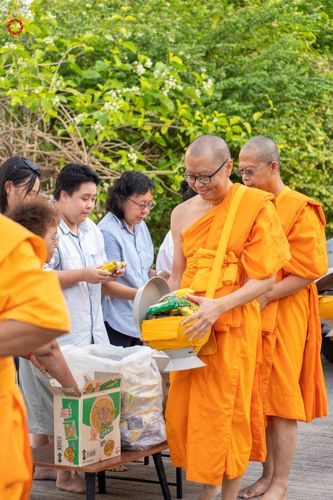 ภาพ No.136082:พระธรรมทายาท โครงการบวชพระนานาชาติ AEC & WAB ผู้บริหารรุ่นที่ 2 บิณฑบาต ณ หอฉันคุณยายอาจารย์ฯ เมืองแก้วมณี หมู่บ้านแก้วพุทธรักษา วันที่ 28 เมษายน พ.ศ. 2567