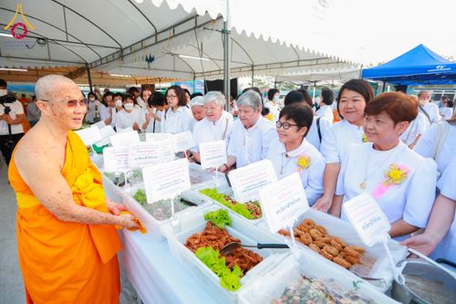 ภาพ No.117445:พิธีถวายภัตตาหารเป็นสังฆทาน แด่คณะพระธรรมยาตรา วันที่ 23 มกราคม พ.ศ. 2567 ณ อนุสรณ์สถานบางปลา อ.บางเลน จ.นครปฐม