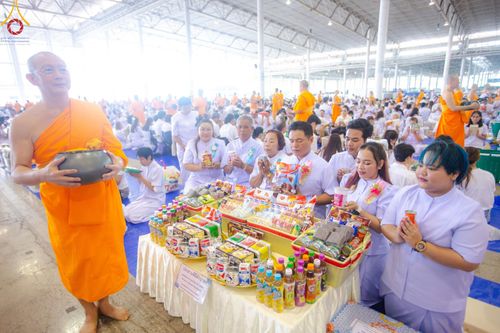 ภาพ No.139102:พิธีตักบาตร , พิธีบูชาข้าวพระ ณ ห้องแก้วสารพัด 1 สภาธรรมกายสากล วัดพระธรรมกาย วันอาทิตย์ต้นเดือนที่ 2 มิถุนายน พ.ศ. 2567