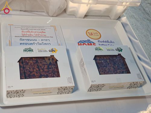 ภาพ No.193632:สาธุชนถวายภัตตาหารเป็นสังฆทาน แด่พระธรรมยาตรา ณ อนุสรณ์สถานคลองบางนางแท่น อ.สามพราน จ.นครปฐม ในโครงการธรรมยาตรา กตัญญูบูชา มหาปูชนียาจารย์ พระมงคลเทพมุนี(สด จนฺทสโร) พระผู้ปราบมาร อนุสรณ์สถาน 7 แห่ง ปีที่ 13 วันที่ 11 มกราคม พ.ศ. 2568