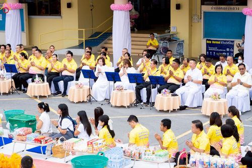 ภาพ No.241923:วันอาทิตย์ที่ 31 สิงหาคม พ.ศ. 2568 พิธีทำบุญแด่คณะสงฆ์ 122 รูป ฉลอง 121 ปี อำเภอคลองหลวง จ.ปทุมธานี เพื่อนำส่งช่วยเหลือคณะสงฆ์ 323 วัด 4 จังหวัดชายแดนภาคใต้ และช่วยเหลือประชาชนจากเหตุปะทะ แนวชายแดนไทย-กัมพูชา ณ บริเวณหน้าที่ว่าการอำเภอคลองหลวง 