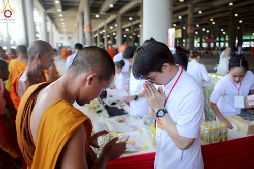 ภาพ No.219312:บรรยากาศการเดินทางเข้าวัดพระธรรมกาย , การต้อนรับปฏิสันถาร , การฉันภัตตาหารเช้า , การลงทะเบียนพระสังฆาธิการ  เนื่องในวันคุ้มครองโลก พิธีถวายมหาสังฆทานคณะสงฆ์ 40,000 กว่าวัดทั่วประเทศ ณ วัดพระธรรมกาย