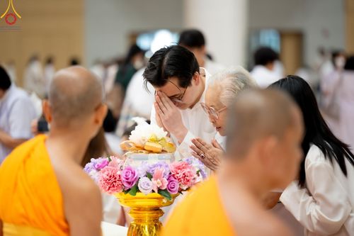 พิธีถวายหนังสือธรรมะ บาลี นักธรรม ทางก้าวหน้า ณ ห้องแก้วสารพัดนึก 2 วัดพระธรรมกาย วันเสาร์ที่ 11 พฤษภาคม พ.ศ. 2567